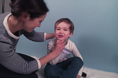 Pose d'un enfant par une photographe professionnelle